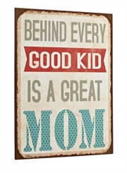 Metal skilt med teksten: "Behind Every Good Kid Is A Great Mom"